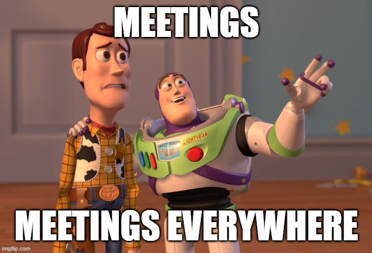 Afbeelding van Buzz Lightyear die Woodie trots de omgeving toont. De tekst die erbij staat luidt: 'Meetings... meetings everywhere'
